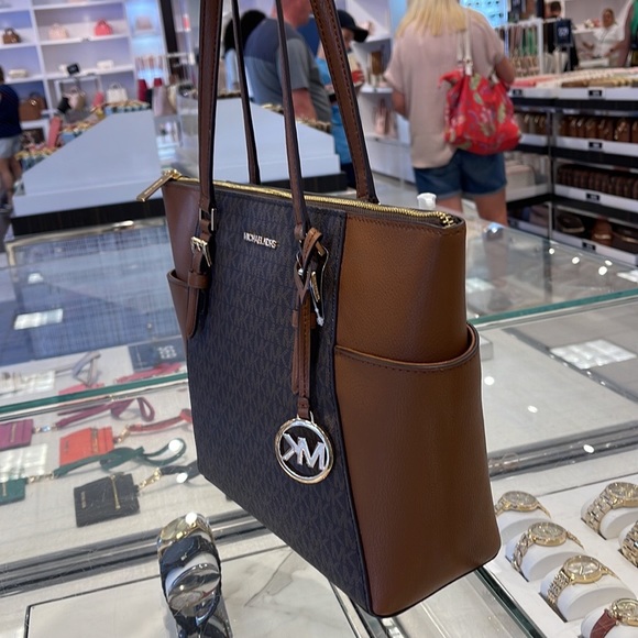 MICHAEL KORS CHARLOTTE LARGE TOP ZIP Tote bag
Brown
NWT - Picture 4 of 16